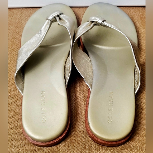 SZ 5.5 COLE HAHN Fiona Thong Flat Sandals In light gold - Picture 3 of 4